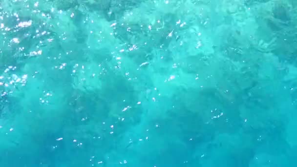 Panorama aéreo de drones de descanso tranquilo resort playa por aqua azul océano y fondo de arena blanca — Vídeos de Stock