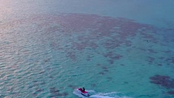 Céu vista aérea de relaxante praia tempo pela lagoa azul e fundo arenoso branco — Vídeo de Stock