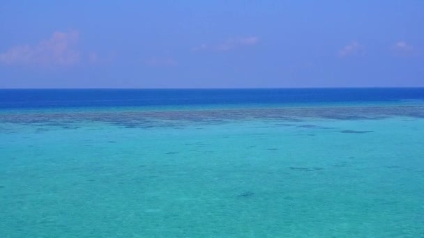 Paisaje marino de drones aéreos de tranquilo viaje a la playa de la isla por el océano azul acuático y el fondo de arena blanca — Vídeos de Stock