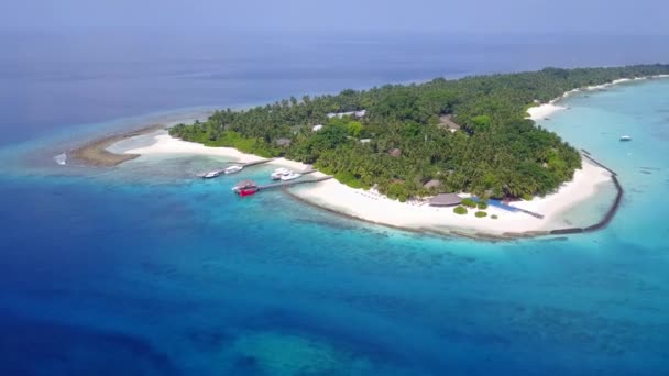 在清澈沙质背景的蓝色大海中，空中无人驾驶飞机在泻湖海滩上的旅行 — 图库视频影像