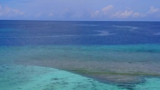 青い緑色の水と白い砂の背景による静かな海辺の旅の空中ビューのテクスチャ — ストック動画