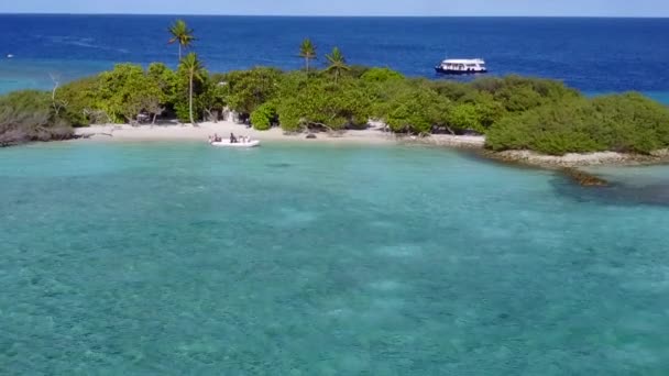 Letecké drone scenérie idylického pobřeží plážový čas podle modré zelené vody a bílého písku pozadí — Stock video