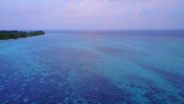 Cielo drone aereo della costa marina stile di vita spiaggia dal mare limpido e sfondo di sabbia bianca — Video Stock