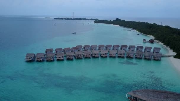 Drone paisaje de viaje de playa isla exótica por el océano turquesa y fondo de arena limpia — Vídeos de Stock