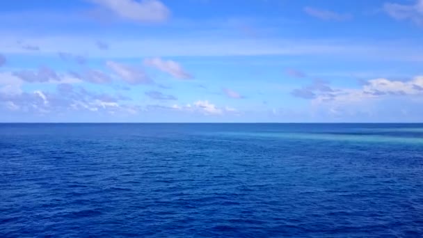 Aerial charakter idyllicznej zatoki wakacje nad morzem błękitnym z białym, piaszczystym tle — Wideo stockowe