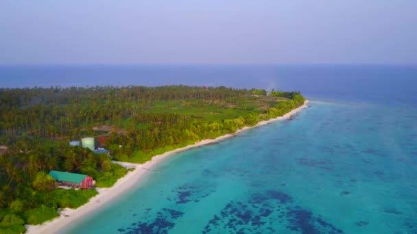 Luftaufnahme eines ruhigen Inselstrandurlaubs am blauen Wasser mit weißem Sandhintergrund — Stockvideo