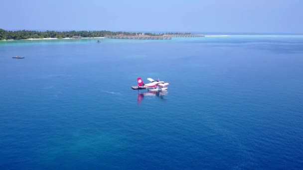 Beyaz kumlu arka planlı mavi okyanus kıyısındaki lüks turist plajı gökyüzü — Stok video