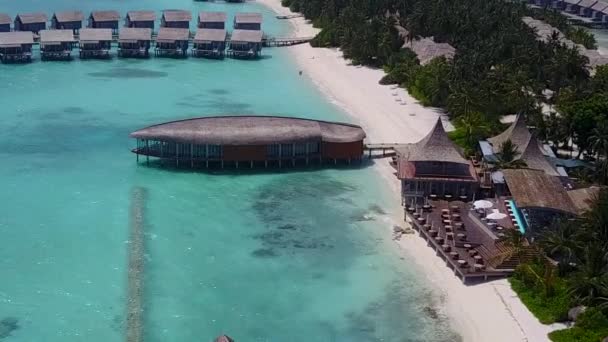 Céu drone aéreo de tranquilas férias de praia litoral por lagoa azul com fundo de areia branca — Vídeo de Stock