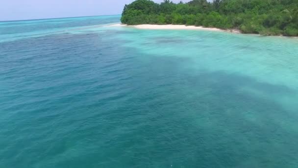 Drone εναέρια υφή της θαλάσσιας παραλίας περιπέτεια από μπλε θάλασσα με λευκό αμμώδη φόντο — Αρχείο Βίντεο