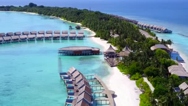 Paisaje aéreo de drones de idílica vista al mar tiempo de playa por aqua azul mar con fondo de arena blanca — Vídeos de Stock