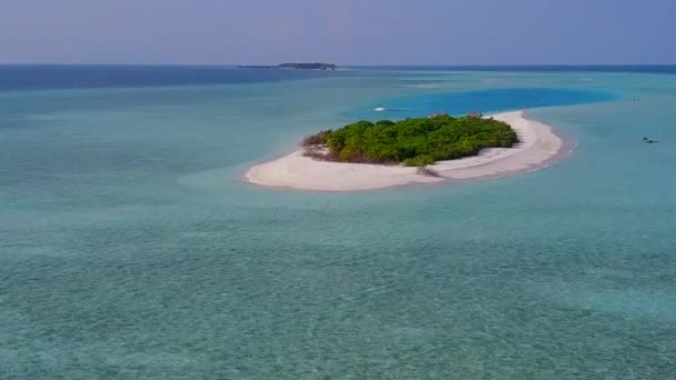 白い砂の背景を持つアクアブルーの海によるエキゾチックな島のビーチの休日の空中ドローンパノラマ — ストック動画