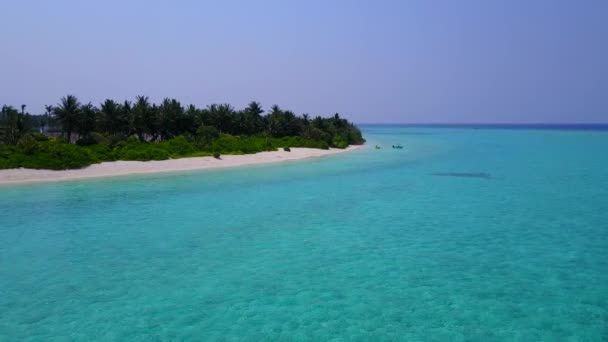 Luchtfoto panorama van tropisch uitzicht op zee strand vakantie door aqua blauwe zee met wit zand achtergrond — Stockvideo