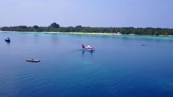 Luchtfoto drone landschap van luxe kust strand breken door aqua blauw water met witte zandachtergrond — Stockvideo