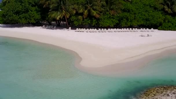 白い砂の背景を持つ青い緑のラグーンによる牧歌的な島のビーチの休日の無人島の空中風景 — ストック動画