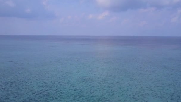 Воздушный беспилотник абстрактный идиллический пляжный отдых на голубом зеленом океане и белом песчаном фоне — стоковое видео