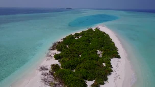 Drone vista paisagem de costa tropical praia estilo de vida por mar raso e fundo arenoso branco — Vídeo de Stock