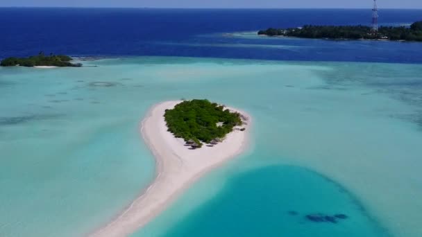 Drone paisaje vista de la costa marina aventura de playa por el mar azul y fondo de arena blanca — Vídeo de stock