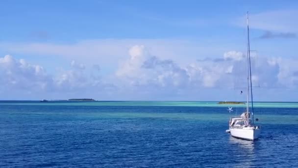 Drone scenario aereo del paradiso laguna vacanza al mare blu con sfondo di sabbia bianca — Video Stock