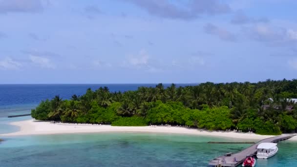 Aerial drone krajobrazy doskonałej podróży plaży turystycznej przez błękitną lagunę i białe, piaszczyste tło — Wideo stockowe