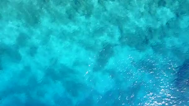 Temiz okyanus ve beyaz kumlu arka planda güzel ada plaj gezisinin hava aracı turizmi — Stok video