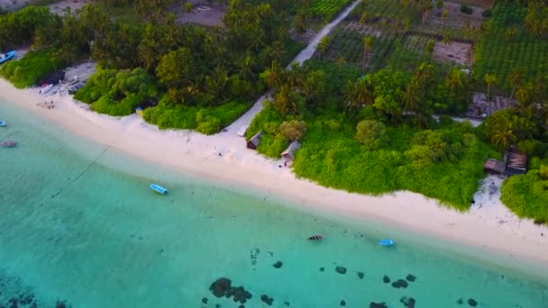 Drone zobaczyć turystykę idyllicznej plaży wyspy wakacje przez aqua błękitne morze z białym, piaszczystym tle — Wideo stockowe