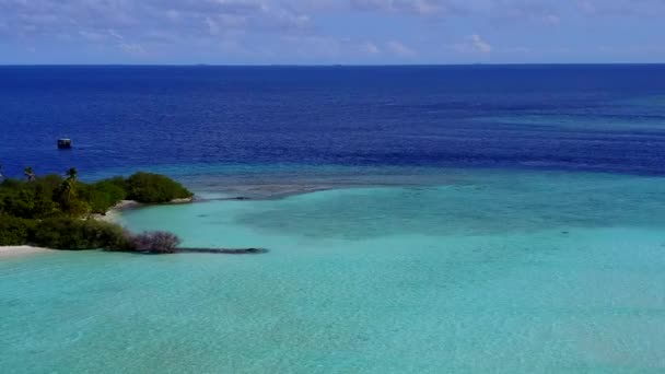 Paisaje marino de drones aéreos de costa marina rotura de playa por océano azul con fondo de arena blanca — Vídeo de stock