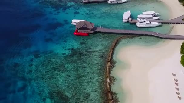 Drone panorama de style de vie exotique plage lagune par l'eau bleue aqua avec fond de sable propre — Video