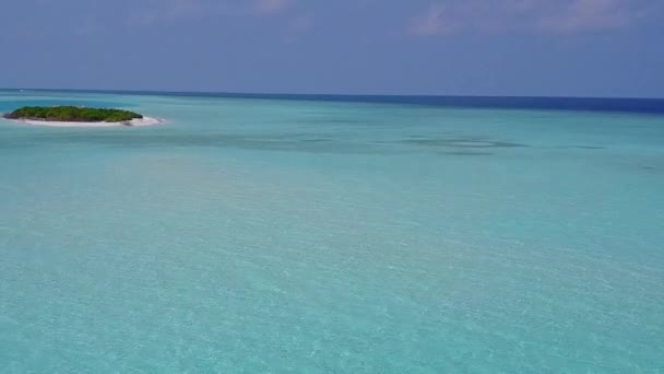 Luchtfoto drone textuur van prachtig uitzicht op zee strand tijd door blauwe zee met schoon zand achtergrond — Stockvideo