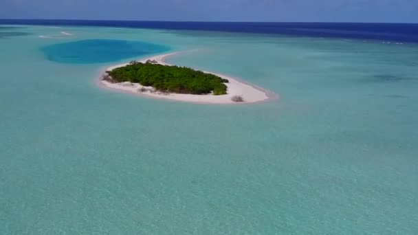 Drone vista scenario di tranquilla pausa spiaggia turistica da blu oceano e sabbia bianca sfondo — Video Stock