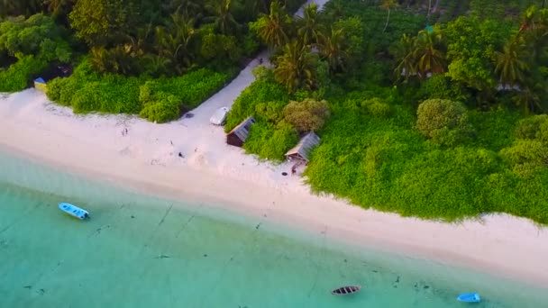Drone widok panorama pięknego wybrzeża plaża podróż przez błękitne morze z białym, piaszczystym tle — Wideo stockowe
