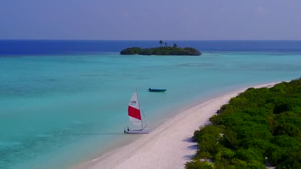 Letecká krajina idylické resort pláž dovolená u modrého zeleného moře s bílým pískem pozadí — Stock video