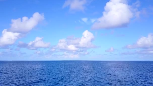 Cielo aéreo del dron de la laguna paradisíaca viaje de playa por laguna azul y fondo de arena blanca — Vídeo de stock