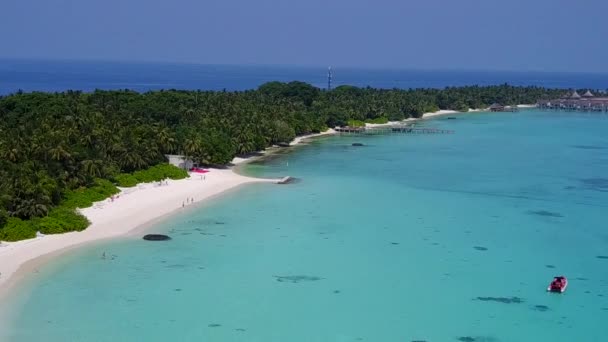 Antenn drönare abstrakt av marina resort strand paus med blått vatten med vit sand bakgrund — Stockvideo