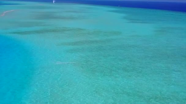 Turismo drone aéreo de tempo de praia lagoa exótica por mar raso e fundo de areia branca — Vídeo de Stock