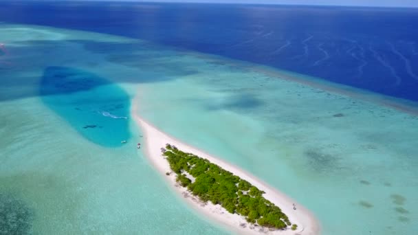 Drone antenn landskap avkopplande lagun strand resa med blå lagun och ren sandig bakgrund — Stockvideo