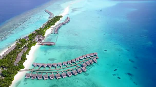 Vista aerea viaggio di lusso resort spiaggia avventura da fondale basso mare e sabbia bianca — Video Stock