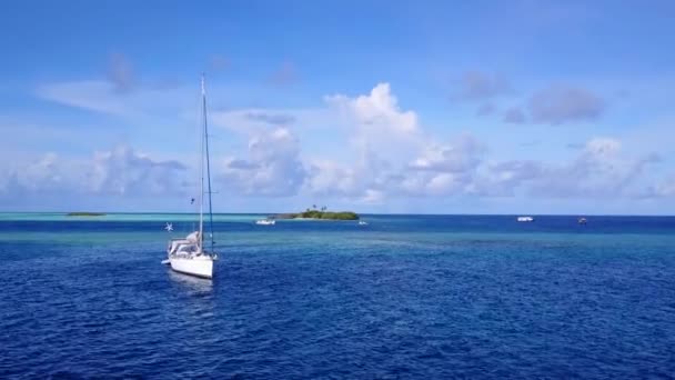 Luchtfoto drone panorama van het paradijs kust strand vakantie door ondiepe oceaan met heldere zandachtergrond — Stockvideo