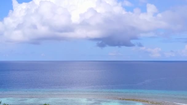 Paisagem aérea drone de mar perfeito vista praia viagem por mar transparente e fundo arenoso branco — Vídeo de Stock