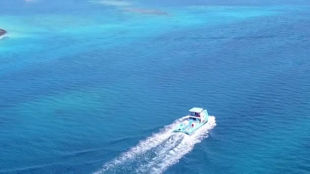 Vista aérea turismo de idílica vista mar praia estilo de vida por azul oceano verde com fundo arenoso branco — Vídeo de Stock