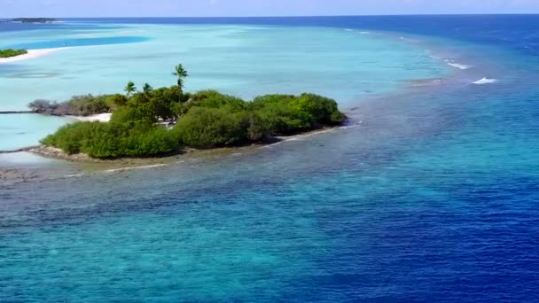 Légi drón turizmus gyönyörű tengerparti strand utazás aqua kék víz fehér homok háttér — Stock videók