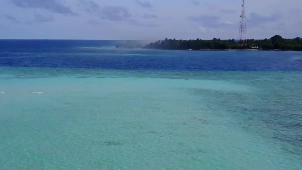 Vista aérea viagem de tropical vista mar praia férias por água azul com fundo arenoso brilhante — Vídeo de Stock