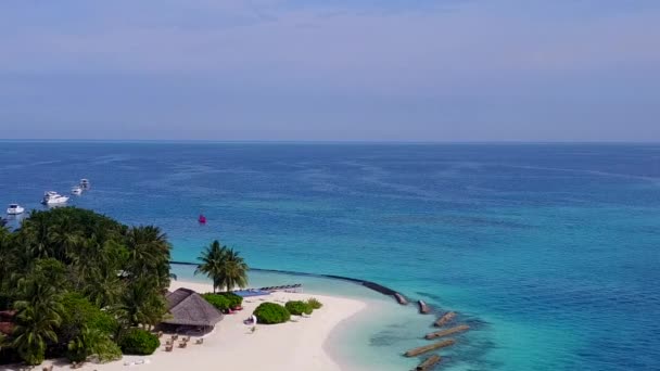 Luchtfoto drone panorama van perfecte kustlijn strand breken door blauw groene oceaan en wit zand achtergrond — Stockvideo