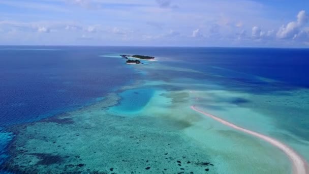 Textura aérea del dron del viaje perfecto de la playa del complejo por el agua azul con el fondo limpio de la arena — Vídeos de Stock