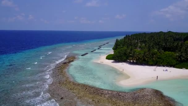 Cielo aereo di idilliaca vacanza al mare in riva al mare blu con sfondo di sabbia bianca — Video Stock