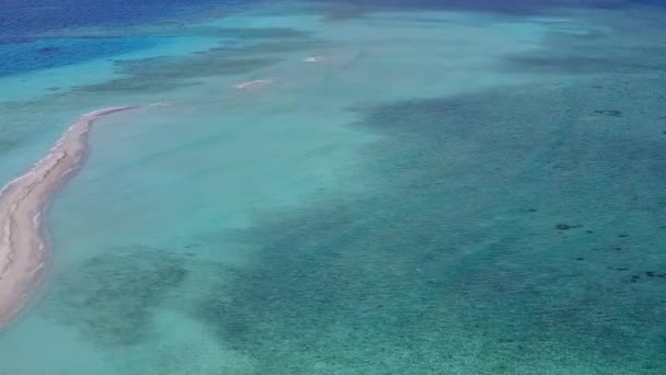 Беспилотник воздушный морской пейзаж с прекрасным видом на море отдых на мелководье океана с чистым песчаным фоном — стоковое видео