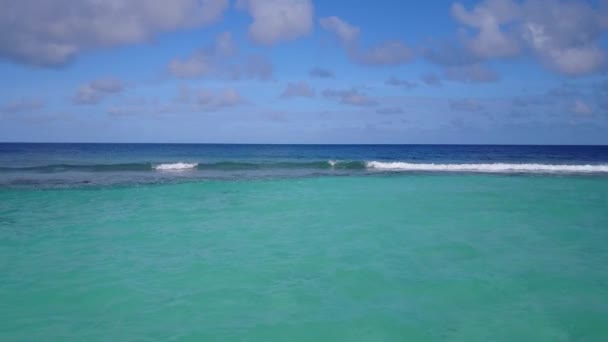 Textura aérea del paraíso resort tiempo de playa por mar turquesa y fondo de arena blanca — Vídeo de stock