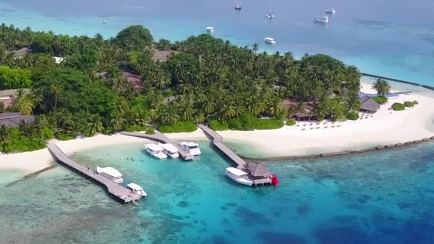 Paisaje aéreo de drones de perfecto viaje a la playa por el océano azul aguamarina y fondo de arena blanca — Vídeos de Stock