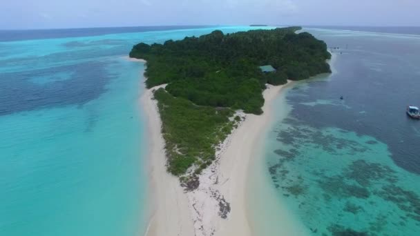 Viaje aéreo de la costa paradisíaca viaje de playa por mar azul con fondo de arena blanca — Vídeos de Stock