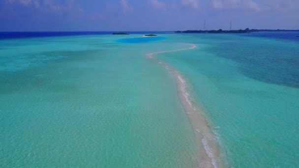 Panorama aéreo de Drone de vacaciones tranquilas en la playa de la bahía por el agua azul y el fondo de arena brillante — Vídeos de Stock