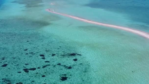 Aerial abstrak mewah pantai perjalanan oleh air biru dengan latar belakang berpasir putih — Stok Video